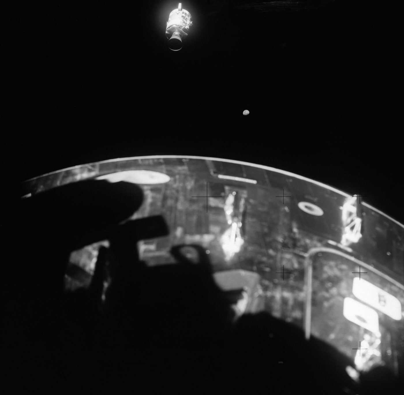 Módulo de serviço danificado da Apollo 13, com um painel inteiro arrancado, fotografado pela tripulação após a separação.