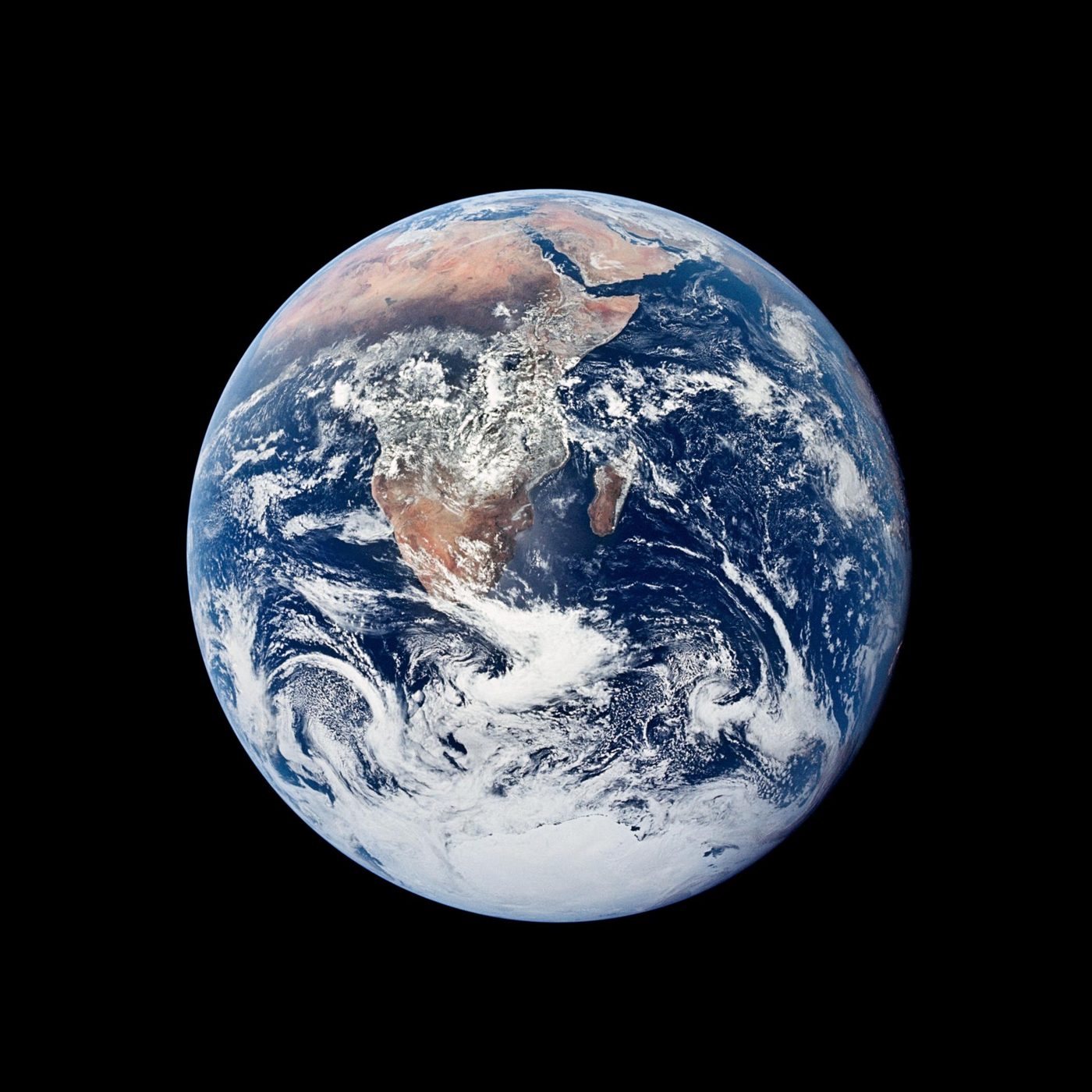 A Terra vista pela tripulação da Apollo 17 a caminho da Lua, com a África, a Península Arábica e a calota de gelo antártica visíveis.