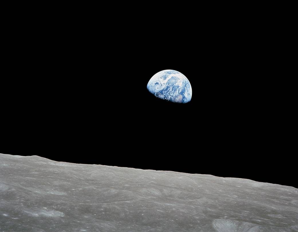 Fotografia Earthrise: a Terra, parcialmente iluminada, sobre o horizonte cinzento da Lua, vista da Apollo 8 em 24 de dezembro de 1968
