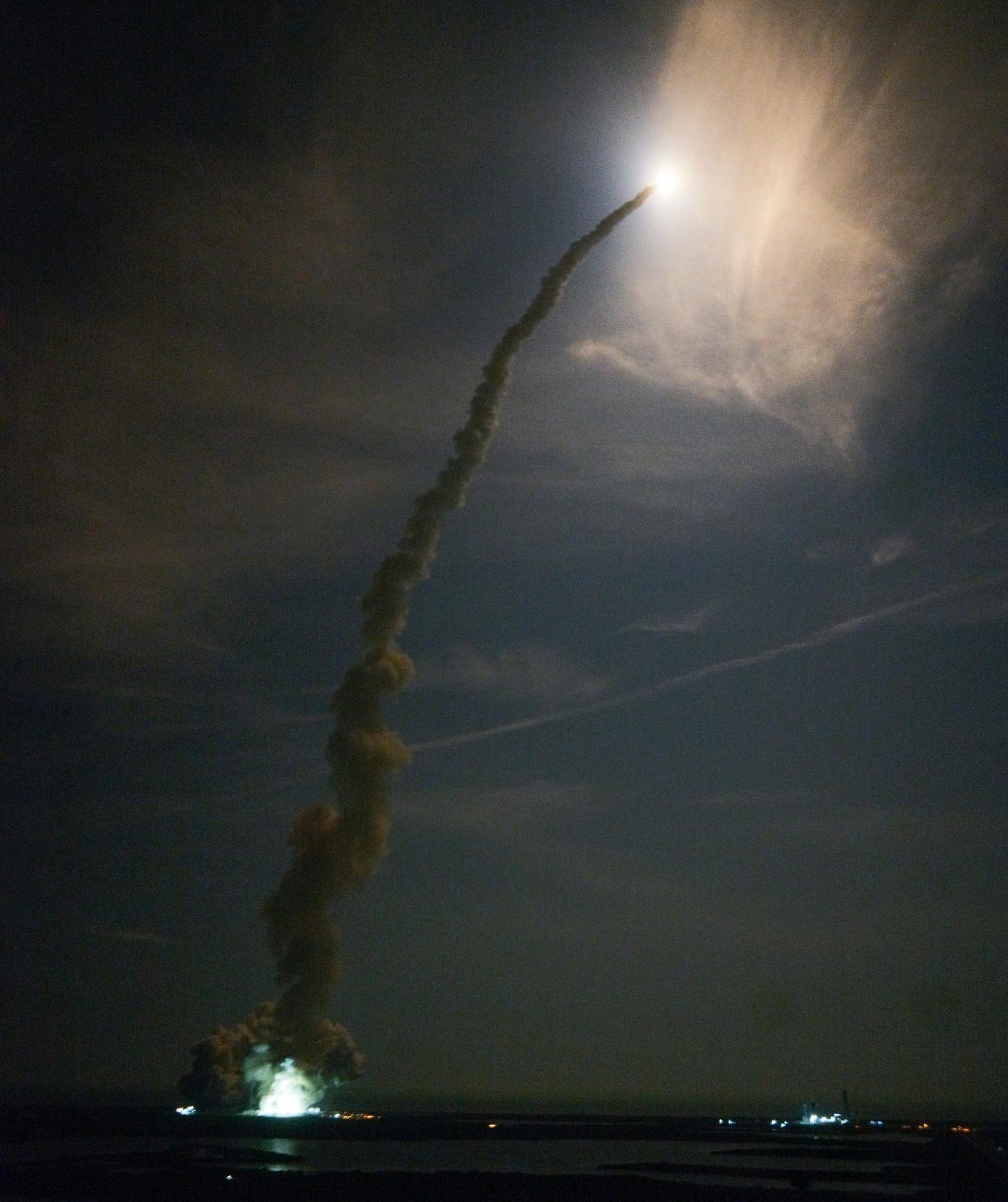 O foguete SLS com a cápsula Orion decola do Complexo de Lançamento 39B, no Centro Espacial Kennedy, na Flórida, em 16 de novembro de 2022