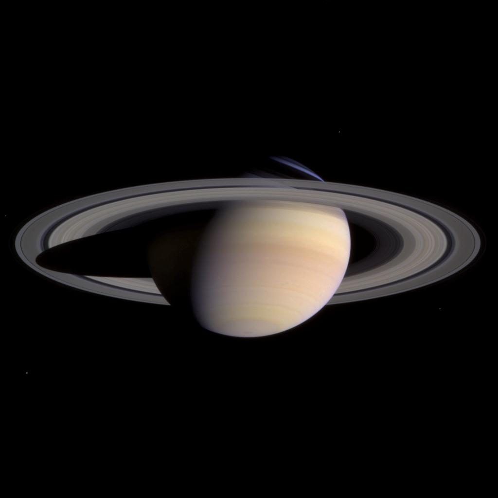 Saturno e seus anéis em cores naturais, com a sombra do planeta projetada sobre os anéis, em imagem da câmera de ângulo estreito da Cassini