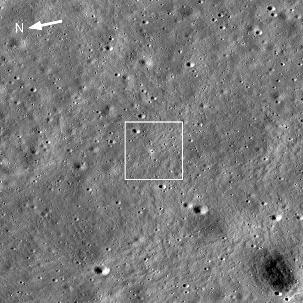 Vista oblíqua da sonda LRO sobre o local do pouso da Chandrayaan-3, com um quadro branco marcando a posição do módulo Vikram na superfície lunar