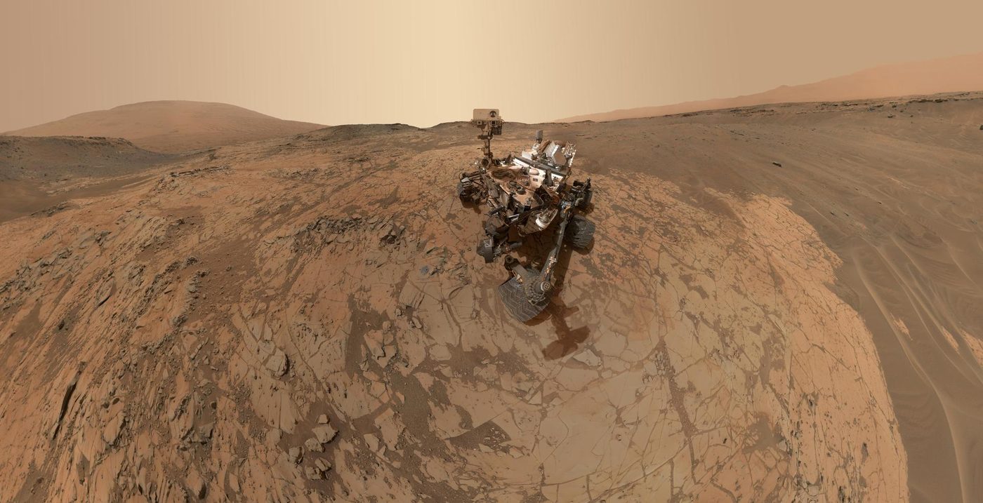 Autorretrato do rover Curiosity no local Mojave, no monte Sharp, em Marte, onde a broca coletou sua segunda amostra da montanha