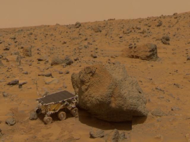 O rover Sojourner com o espectrômetro APXS encostado na rocha marciana apelidada de Yogi, em imagem da Mars Pathfinder de 1997