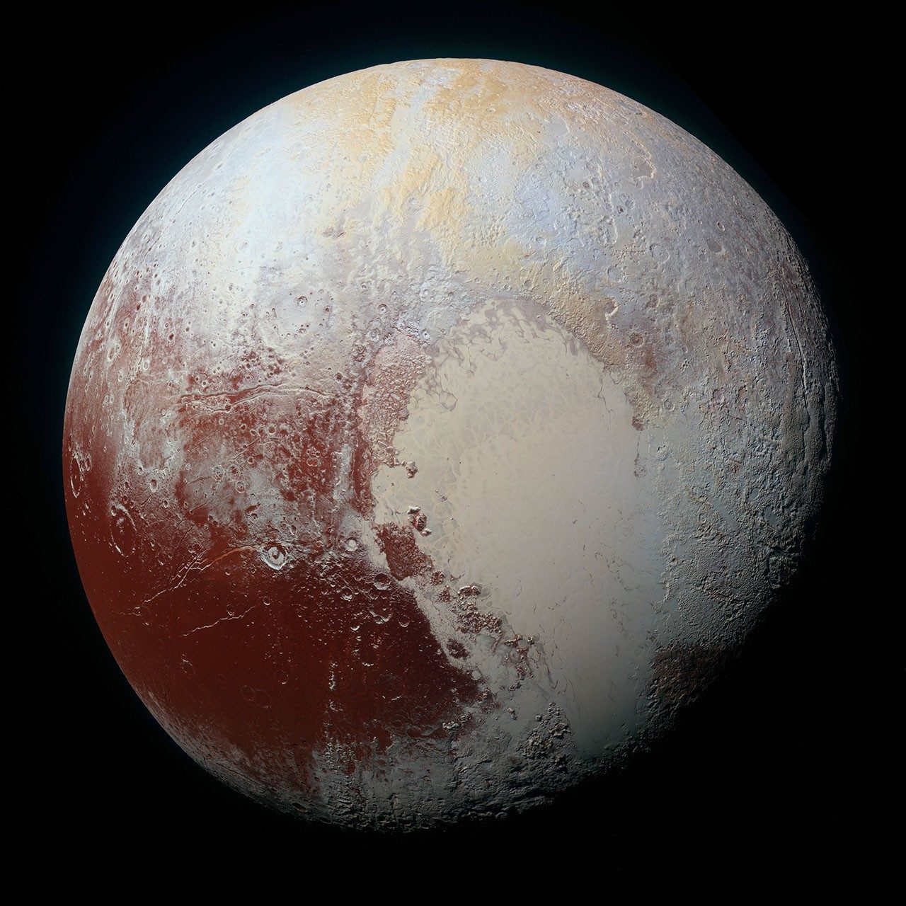 Plutão em cores realçadas, com a grande região clara em forma de coração e terrenos em tons de azul, amarelo, laranja e vermelho, em imagem da câmera MVIC da New Horizons