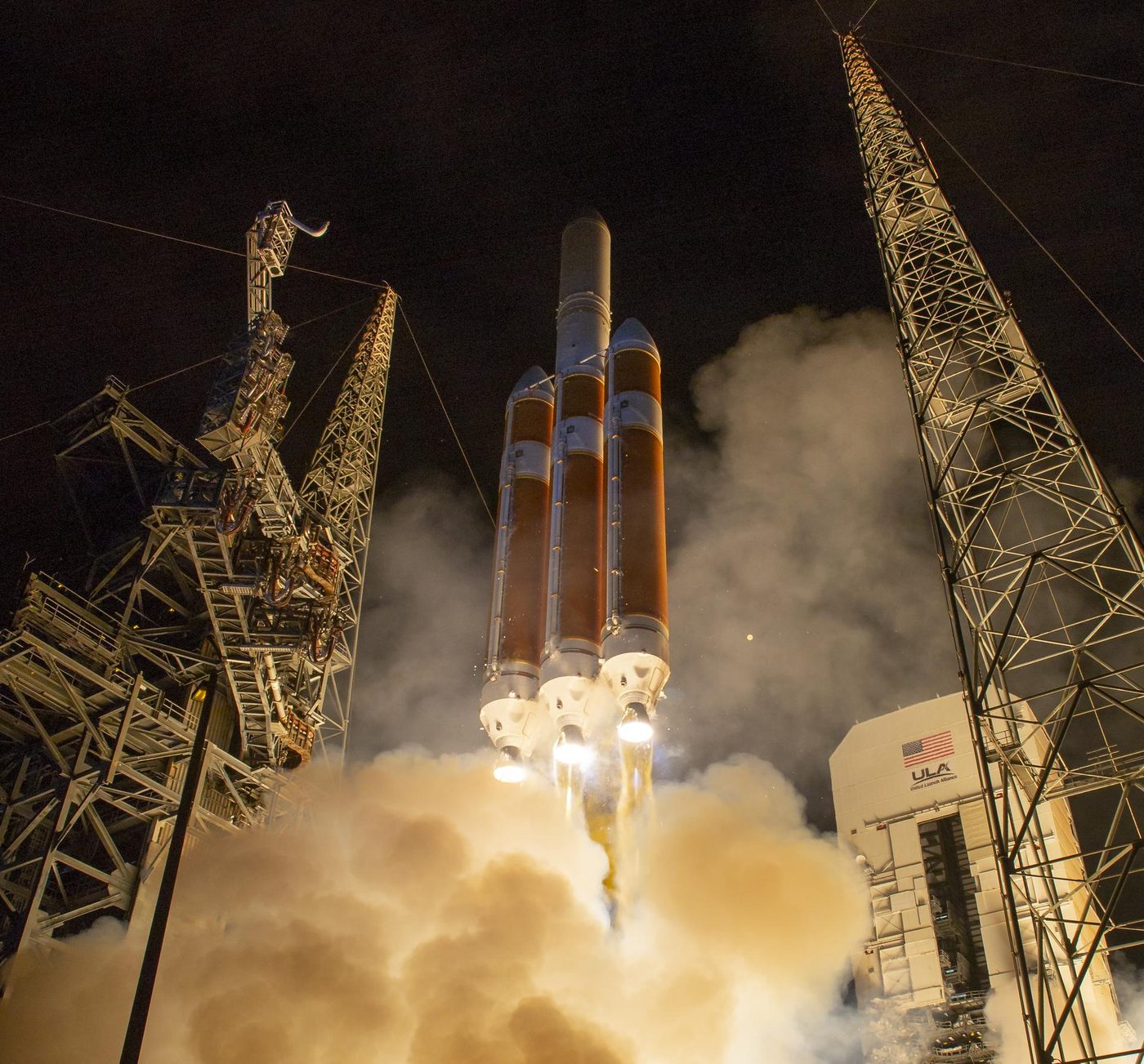 Foguete Delta IV Heavy decolando de Cabo Canaveral com a Parker Solar Probe, em 12 de agosto de 2018
