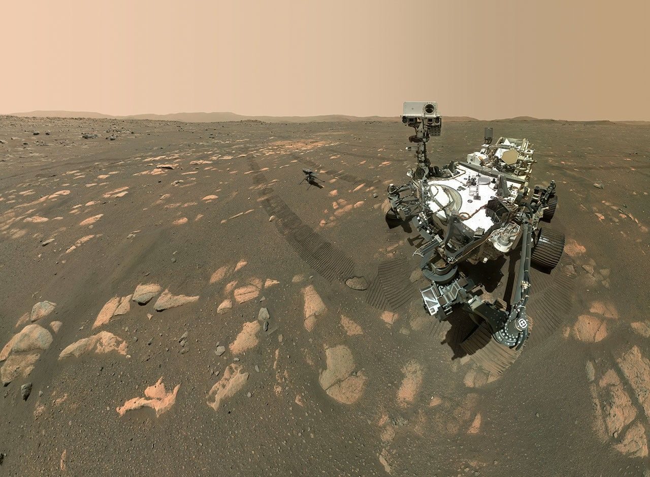 Autorretrato em mosaico do rover Perseverance em Marte, com o helicóptero Ingenuity ao fundo, a cerca de 4 metros