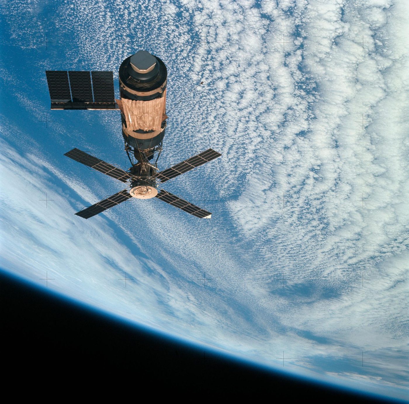 A estação Skylab em órbita, vista da nave da tripulação da Skylab 4, com o escudo solar instalado e um dos painéis solares da oficina ausente.