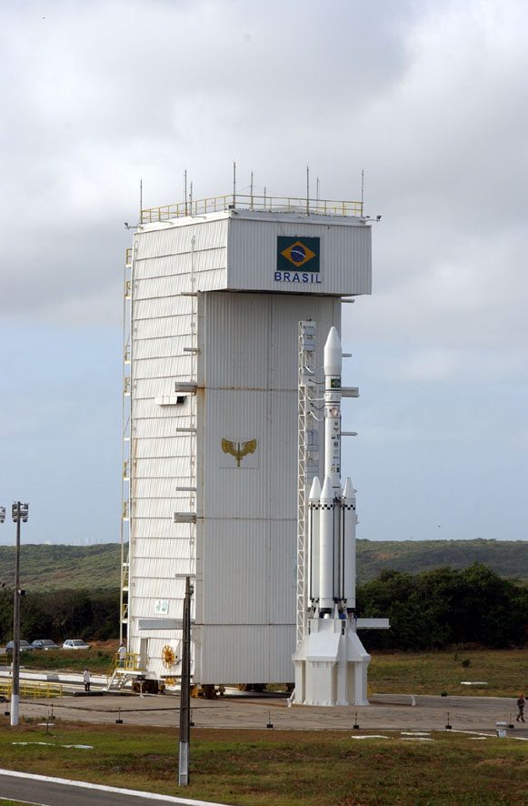 Foguete VLS-1 V03 na plataforma de lançamento de Alcântara, conforme a descrição do arquivo